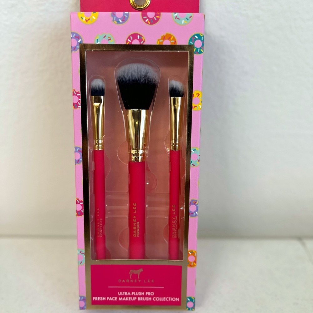 Dabney Lee Ultra-Plush Pro 3 PC SET of Makeup Brushes (hot pink)